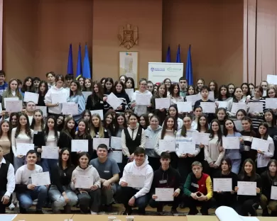 Peste 120 de tineri participanți la instruirea privind scrierea proiectelor mici de dezvoltare comunitară au primit certificate de competențe